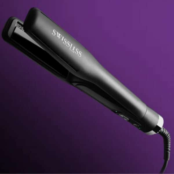 Sécheur-lisseur 2-en-1 Rapide, performant et intuitif, Aura transforme votre routine capillaire en un moment de magie grâce à sa double action qui sèche et lisse en un seul geste. Son poids plume (393g) et son ergonomie lui offre un confort inégalé et une maîtrise parfaite pour un fini lisse, ultra-brillant et captivant.